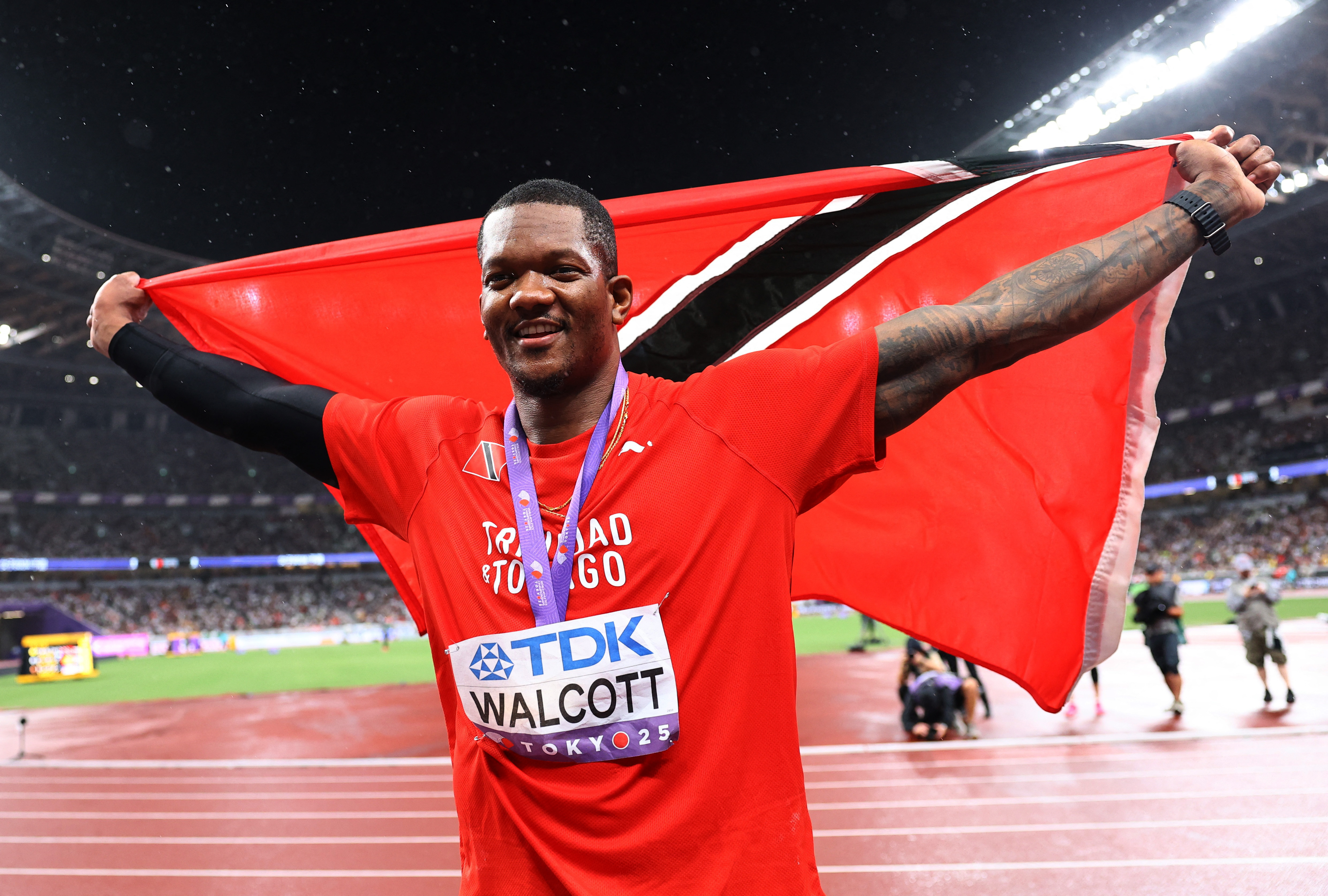 World Athletics Championships Tokyo 2025 - Men's Javelin Throw Final - Japan National Stadium, Tokyo, Japan - September 18, 2025 Trinidad and Tobago's Keshorn Walcott celebrates with his medal and national flag after winning gold REUTERS/Kim Kyung-Hoon