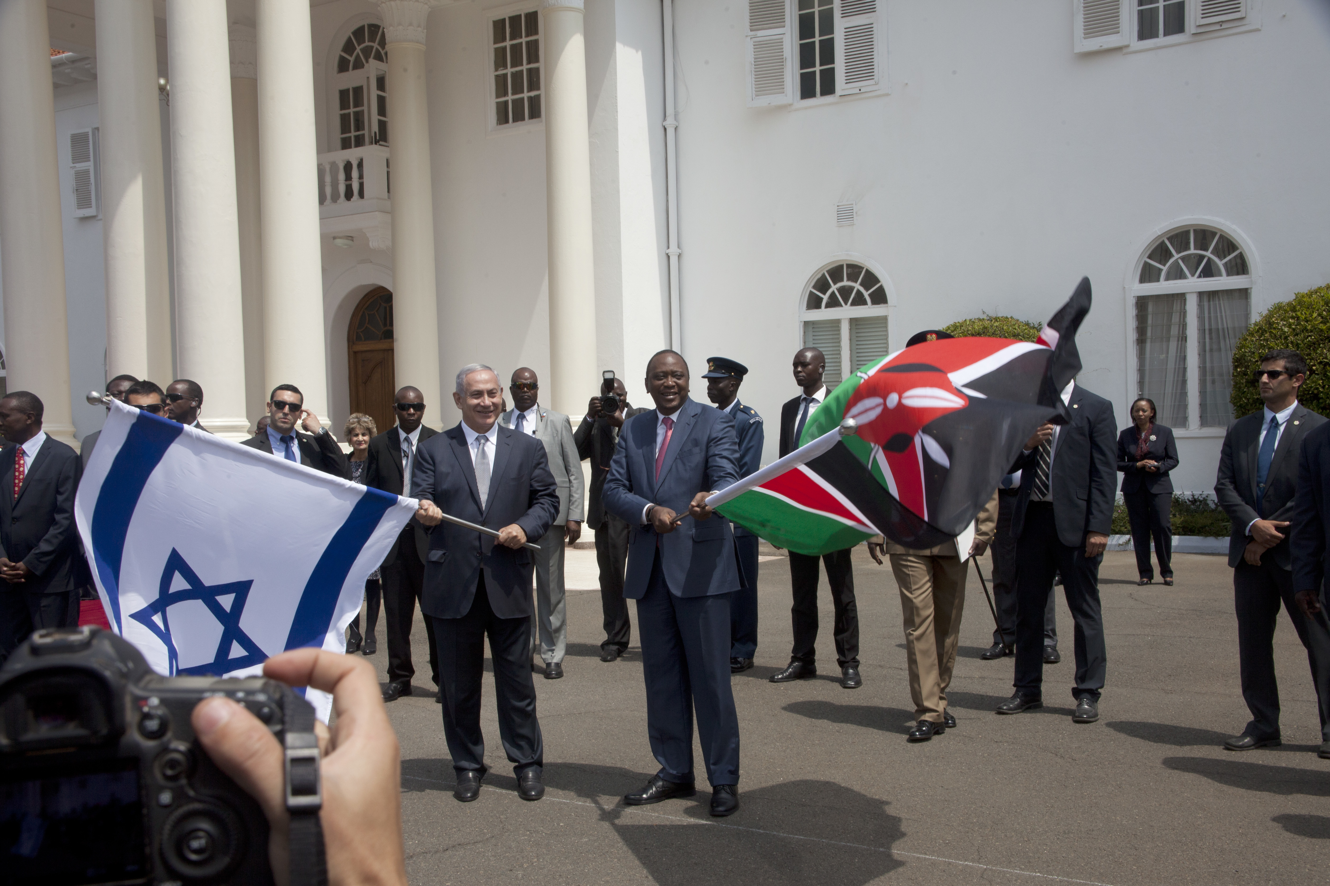 Netanyahu and Uhuru Kenyatta hold their country flags in Nairobi