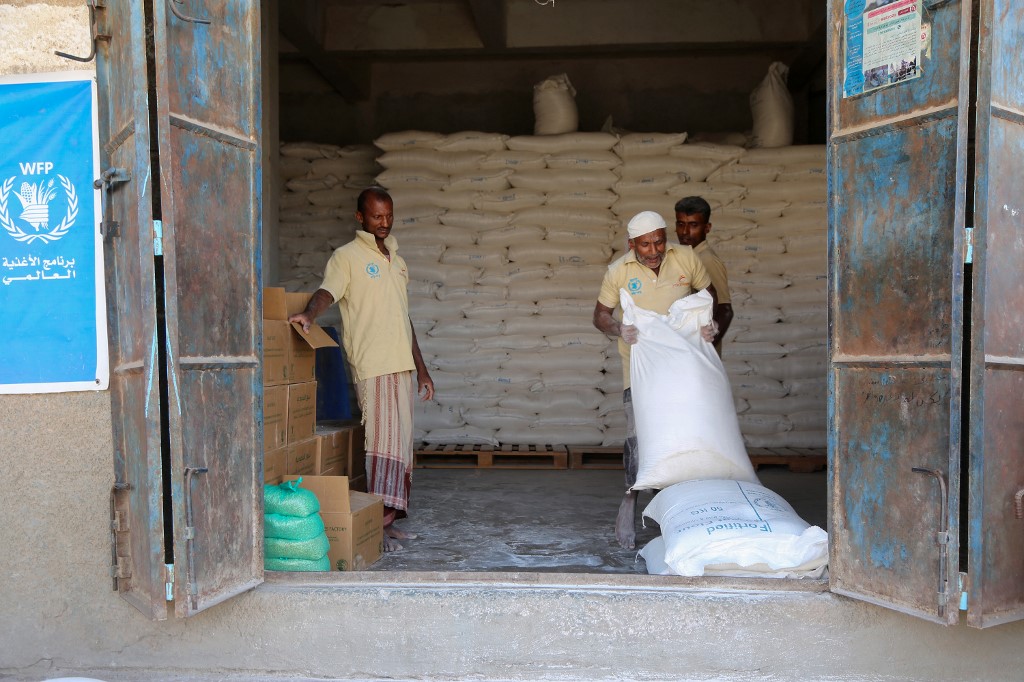Displaced Yemenis receive humanitarian aid.