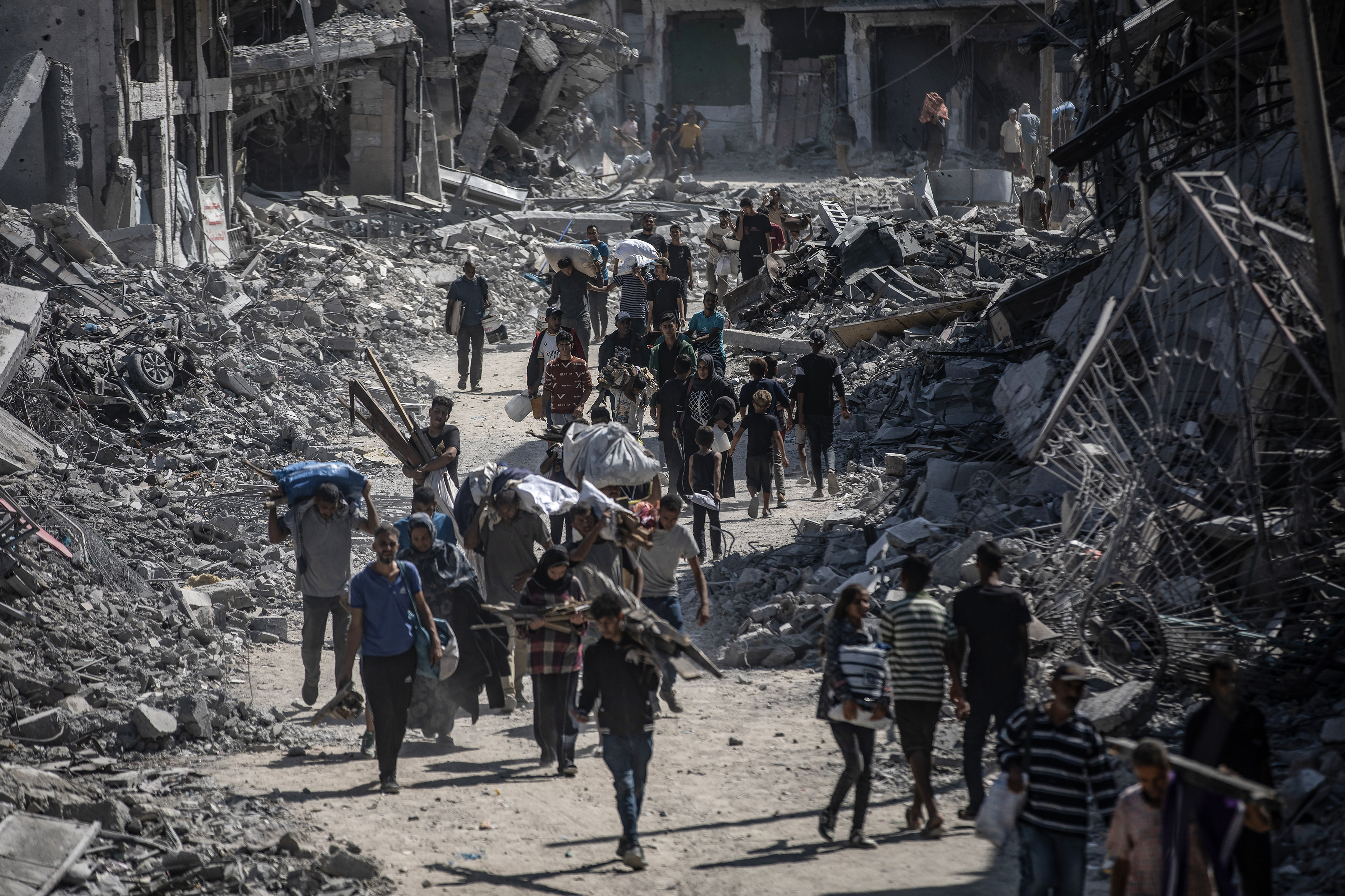 Palestinians return to inspect their homes after the Israeli army withdrew from some areas east of Khan Yunis in the southern Gaza Strip, 10 October 2025. [Haitham Imad/EPA]