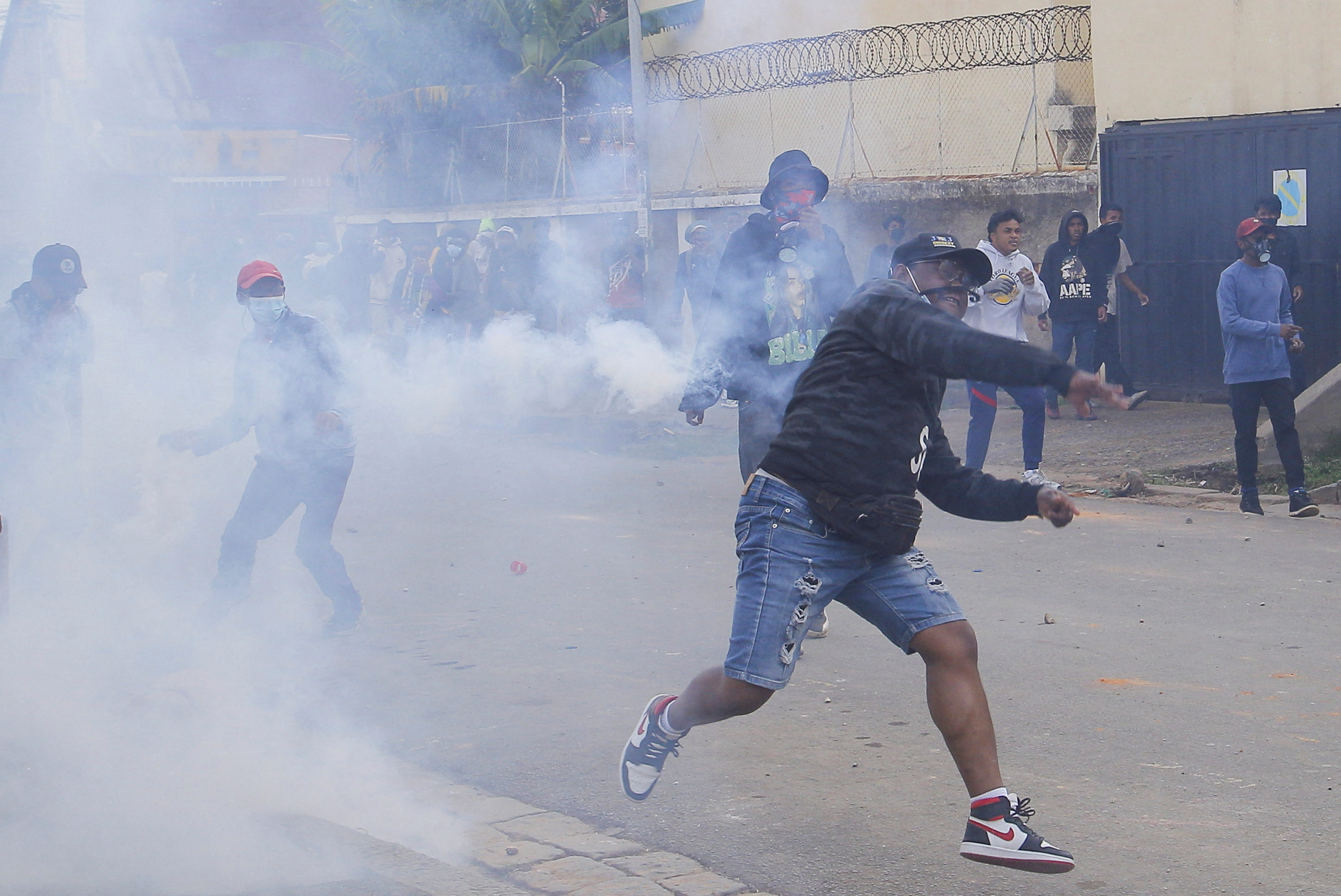 Protesters throw stones at police in Antananarivo