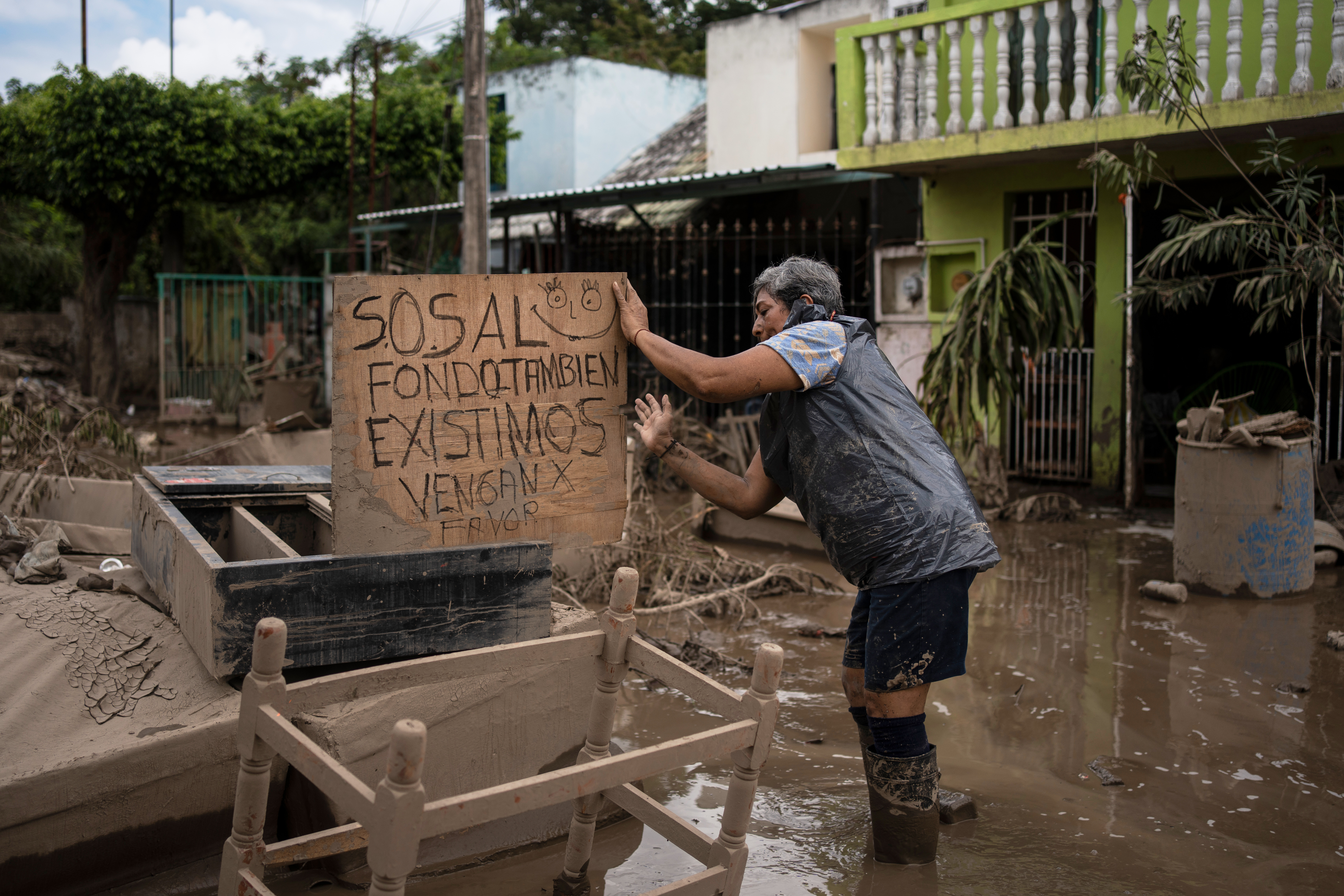 A week after floods, central Mexico struggle to recover from devastation