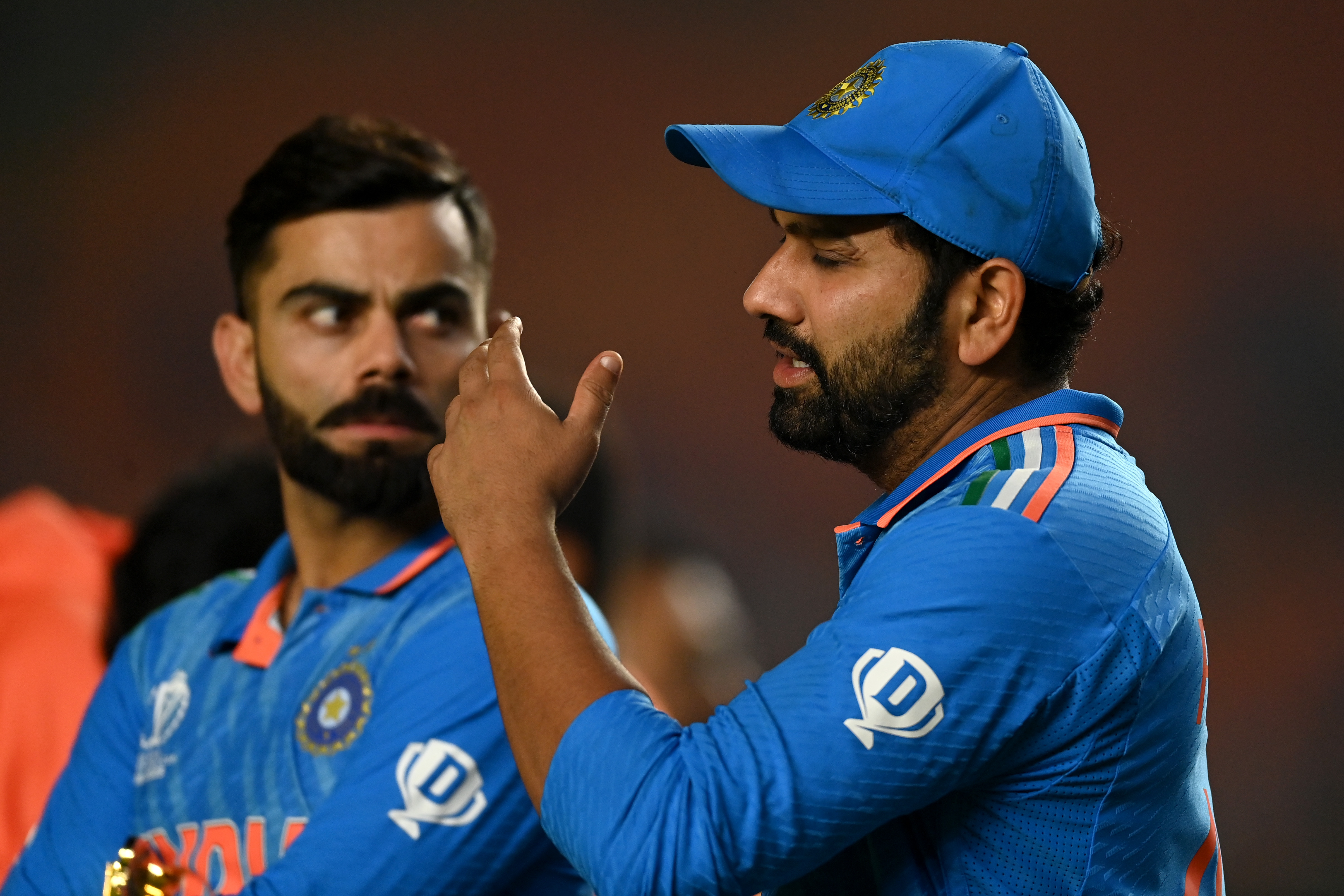 Virat Kohli and Rohit Sharma react.