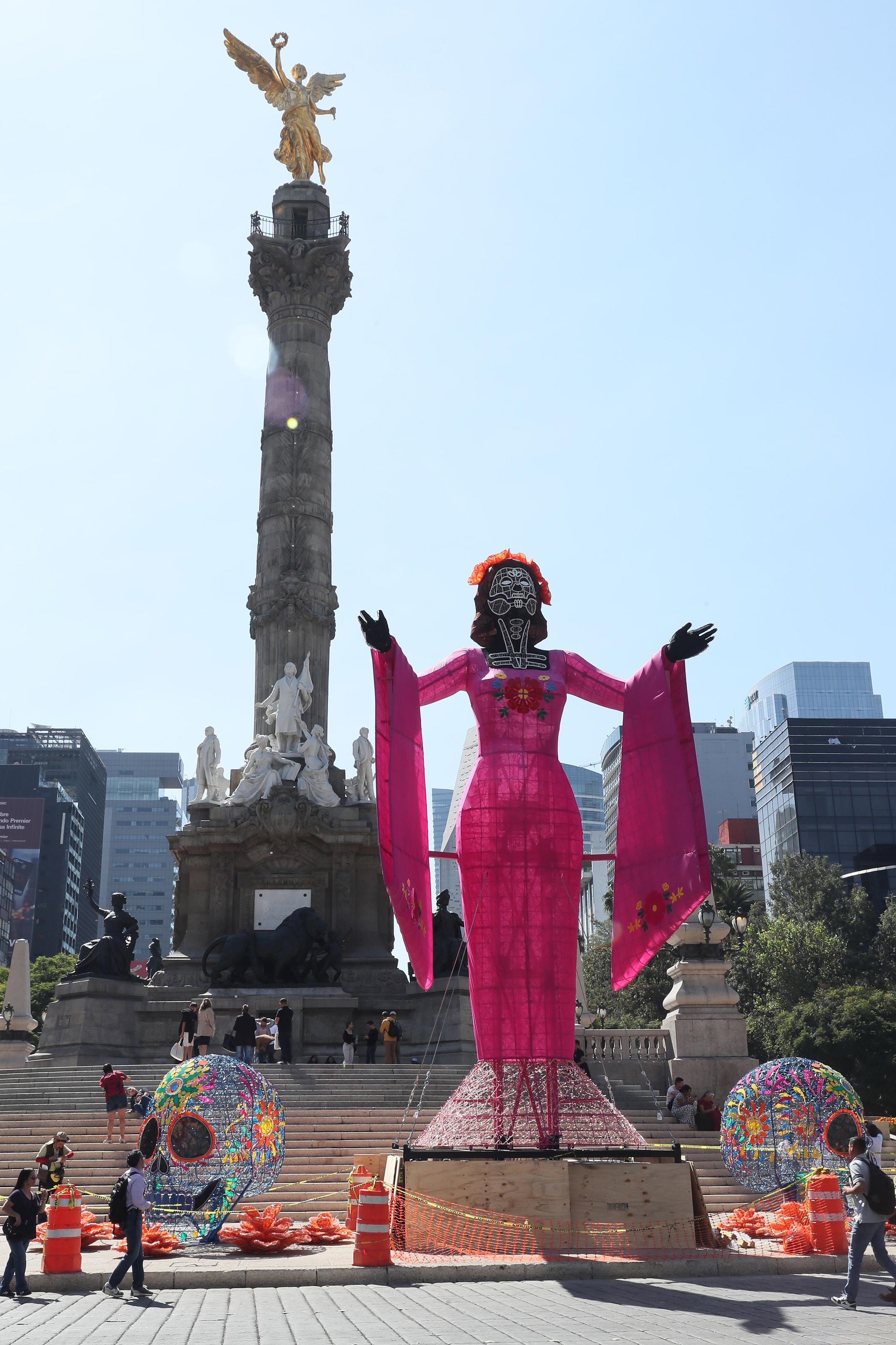 epa12486903 A monumental Catrina stands beside the Angel of Independence during the International Festival of Lights for the Day of the Dead in Mexico City, Mexico, 27 October 2025. EPA/MARIO GUZMAN
