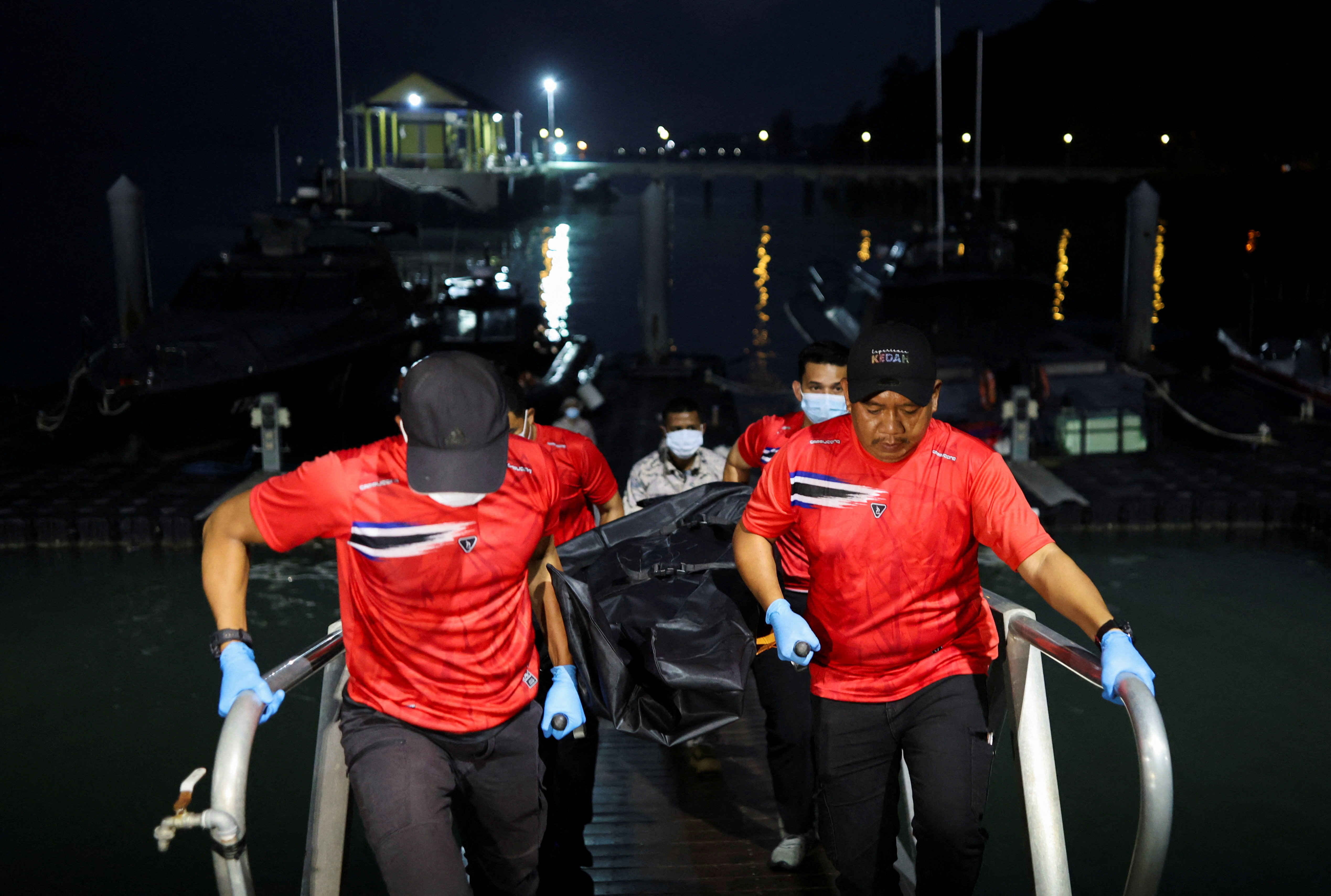 Police officers carry the body of a victim after a boat carrying members of Myanmar's persecuted Rohingya community sank in waters near the Thailand–Malaysia border, in Langkawi, Malaysia, November 10, 2025. REUTERS/Hasnoor Hussain