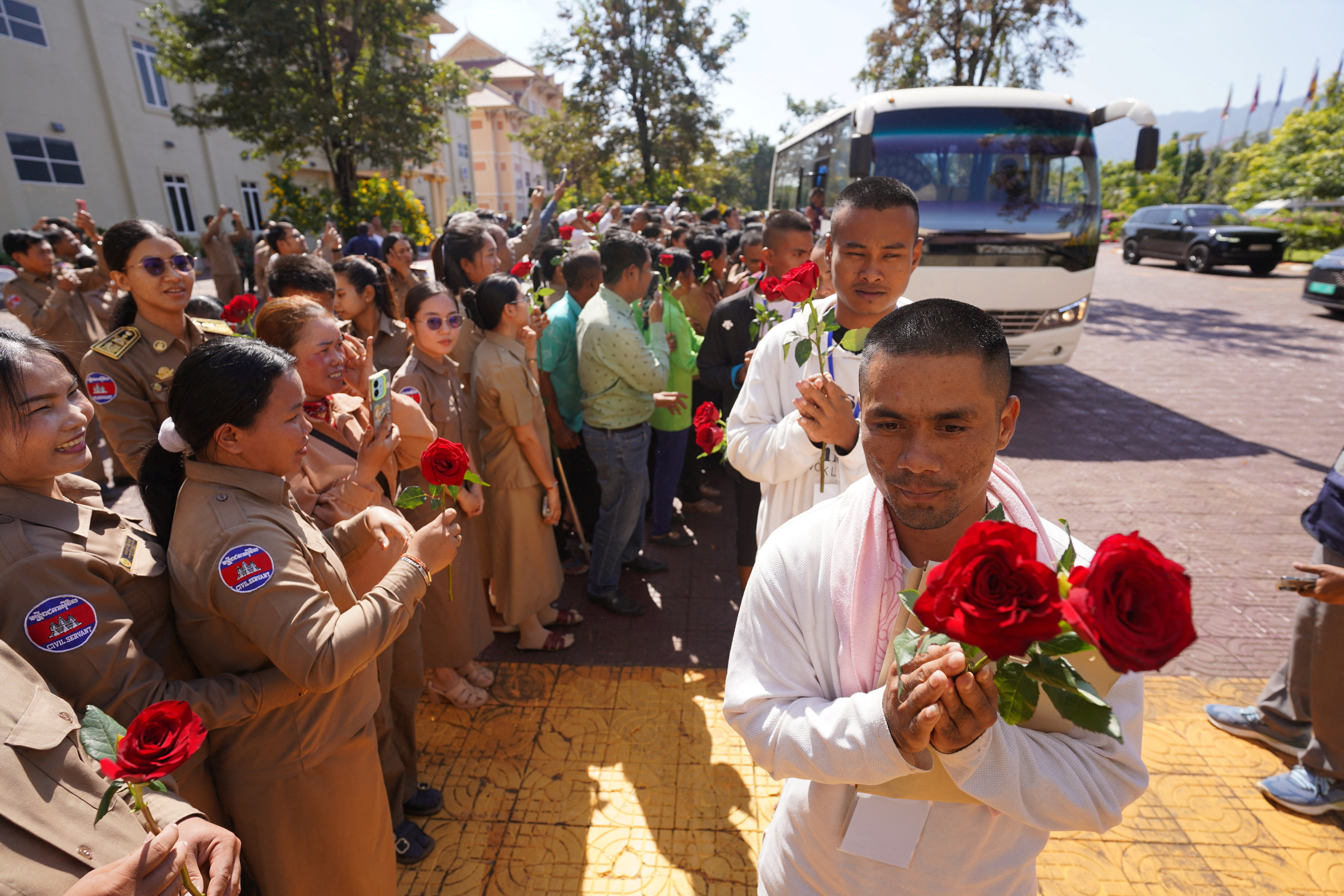 Cambodian soldiers repatriated from Thailand after being captured in July, receive roses from people following their release under the terms of a ceasefire agreement signed on December 27, 2025, in Pailin province, Cambodia, December 31, 2025. REUTERS/Soveit Yarn