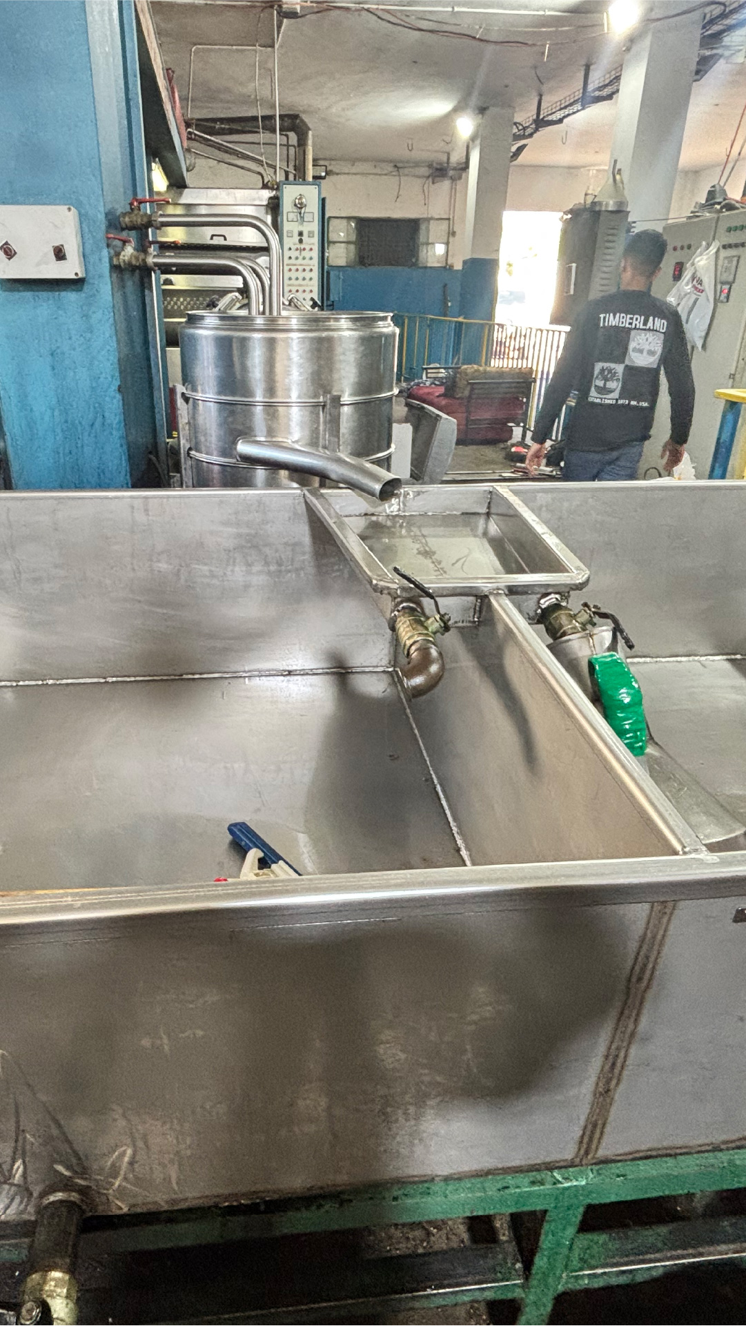 INTERACTIVE - Mobile Empty containers at Deir Ammar olive press-1764685559