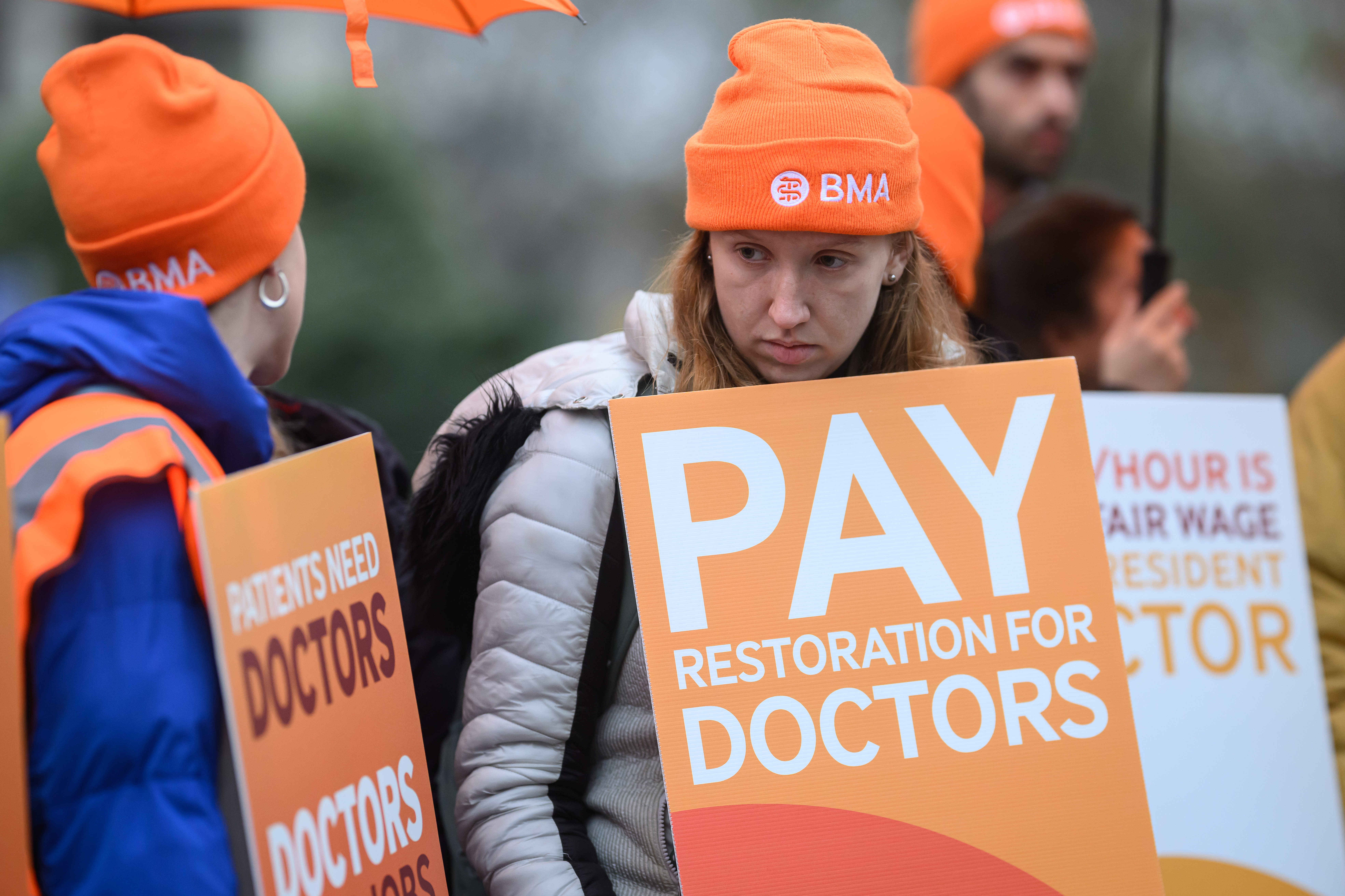 LONDON, ENGLAND - NOVEMBER 14: Resident doctors and supporters picket outside St Thomas' hospital at the start of a 5-day strike on November 14, 2025 in London, England. Resident doctors, formerly called junior doctors, have begun a five-day strike in England over a pay dispute with the government. Members of the British Medical Association (BMA), the union that represents doctors, called the strike after talks with the government have failed to reach an agreement. The strike is in effect from 7am on November 14 until 6.59am on November 19. (Photo by Leon Neal/Getty Images)