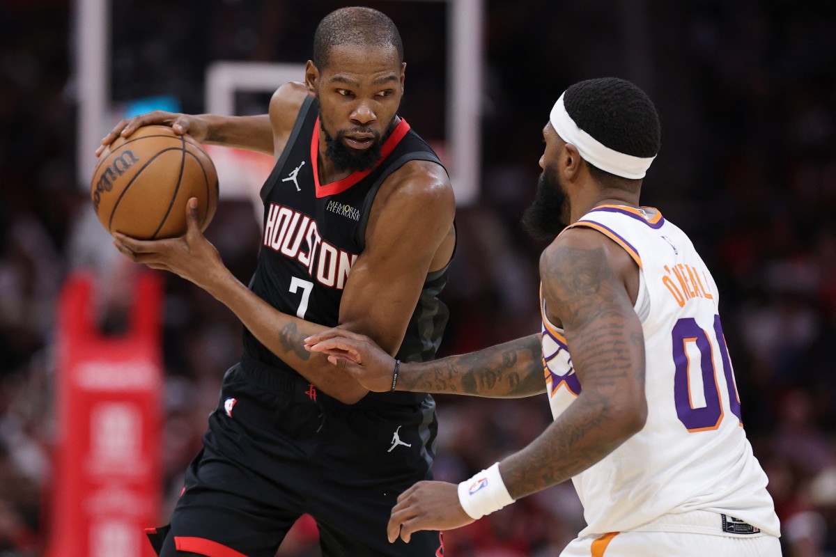 Kevin Durant #7 of the Houston Rockets works against Royce O'Neale #00 of the Phoenix Suns.