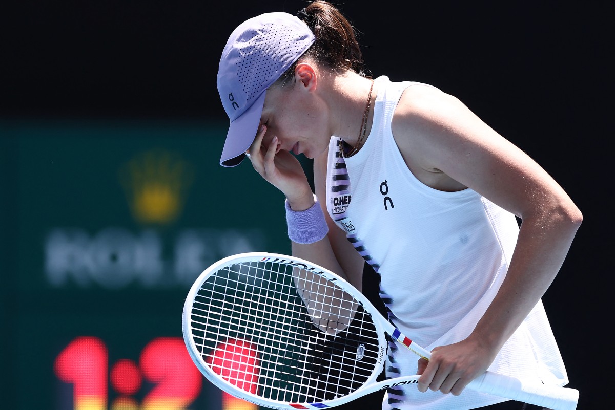 Poland's Iga Swiatek reacts on a point to Kazakhstan's Elena Rybakina during their women's singles quarter-final match on day eleven of the Australian Open tennis tournament in Melbourne on January 28, 2026. (Photo by Izhar Khan / AFP) / -- IMAGE RESTRICTED TO EDITORIAL USE - STRICTLY NO COMMERCIAL USE --