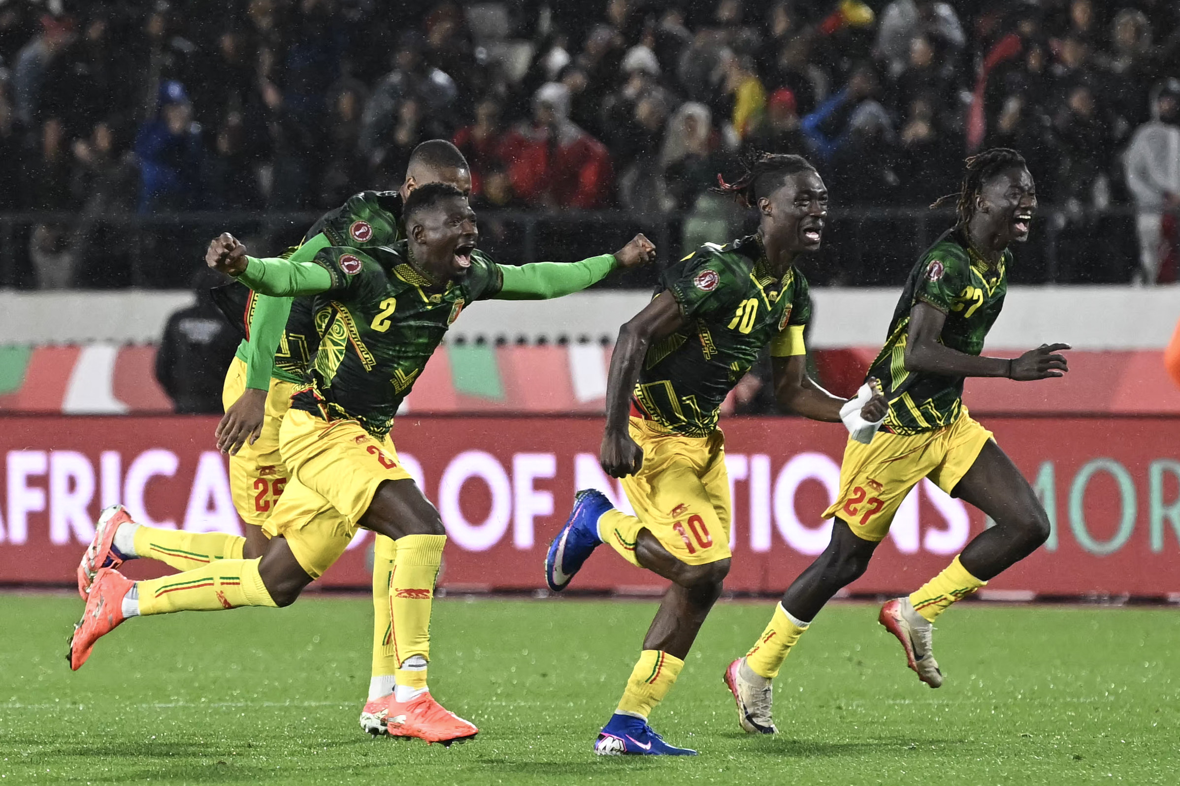 TOPSHOT - Mali's players celebrate after winning the penalty shoot-out of the Africa Cup of Nations (CAN) round of 16 football match between Mali and Tunisia at Mohammed V Stadium in Casablanca on January 3, 2026.