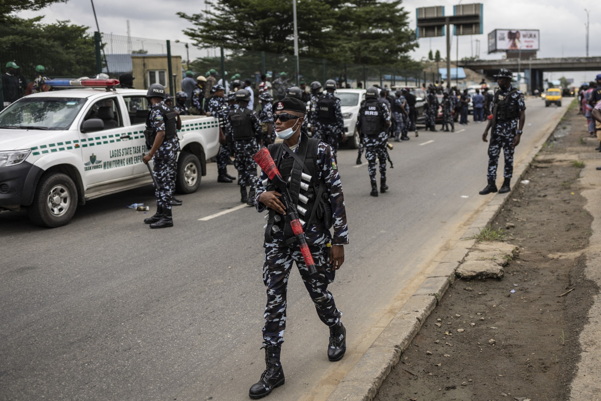 Nigerian Police officers deploy ahead of an anti government demonstration in Lagos, on October 1, 2024. (Photo by Olympia DE MAISMONT / AFP)
