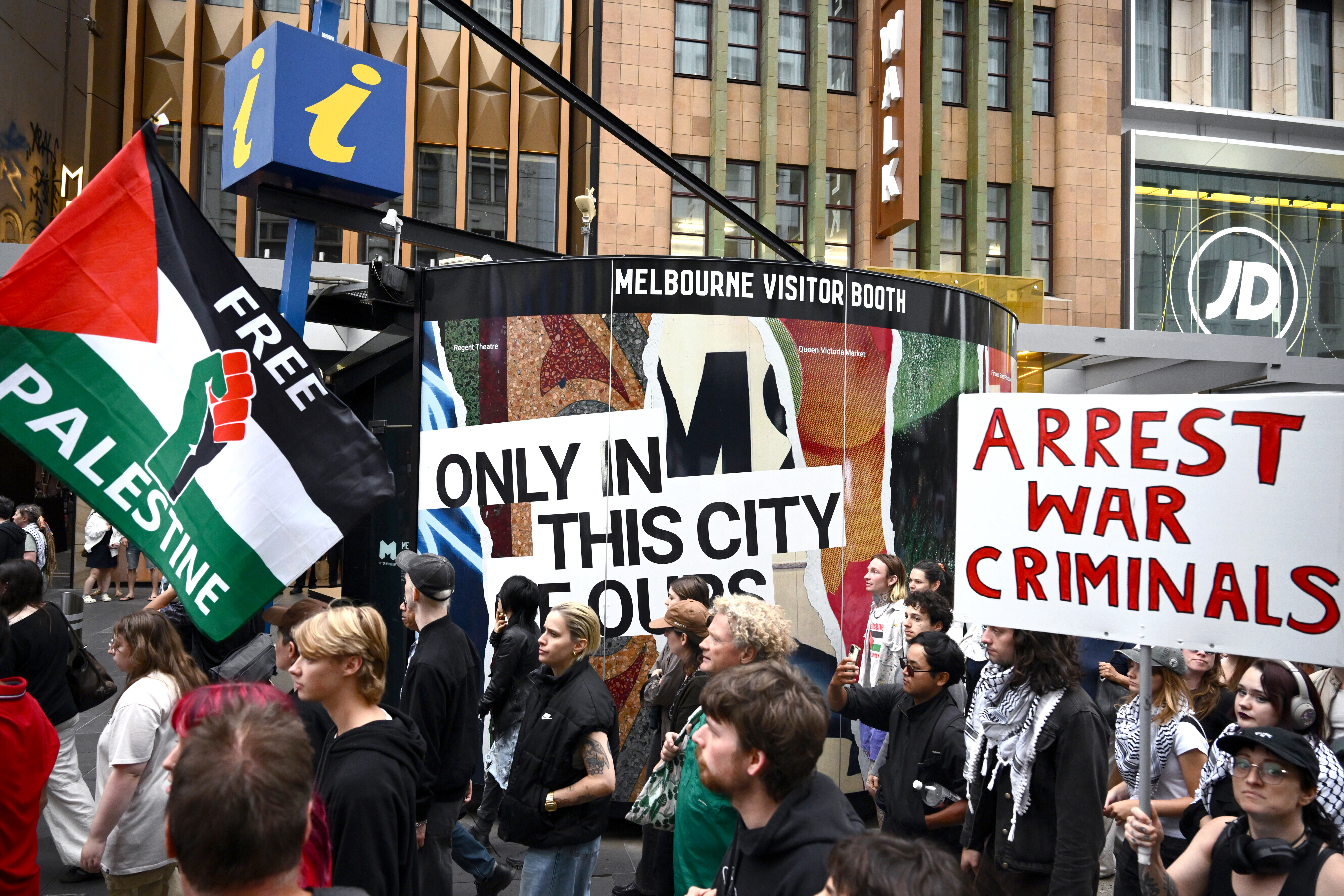 Sydney police use pepper spray on protesters during Herzog visit