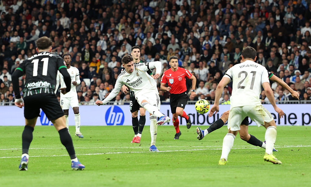 Federico Valverde of Real Madrid scores his team's second goal during the LaLiga EA Sports match between Real Madrid CF and Elche
