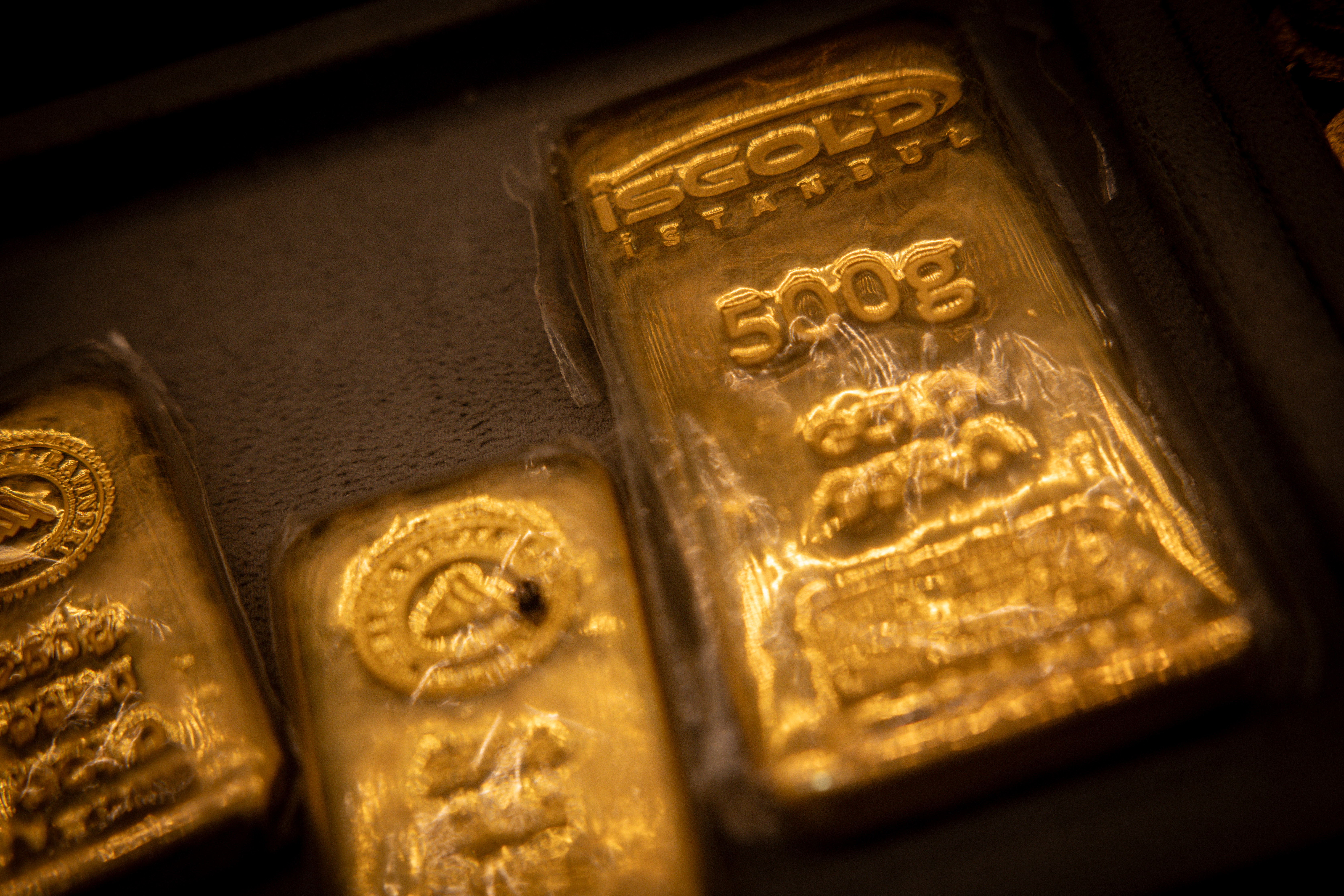 ISTANBUL, TURKEY - APRIL 17: A 500 gram gold bar is seen in a gold shop window on April 17, 2025 in Istanbul, Turkey. Gold prices have surged past the $3.300 per ounce mark amid escalating tensions in the U.S.-China tariff war. (Photo by Chris McGrath/Getty Images)